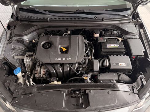 Used 2017 Hyundai Elantra SE image 17