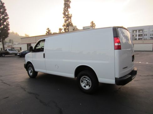 Used 2019 Chevrolet Express 2500 LT image 3