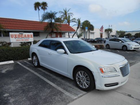 Used 2014 Chrysler 300 AWD image 7