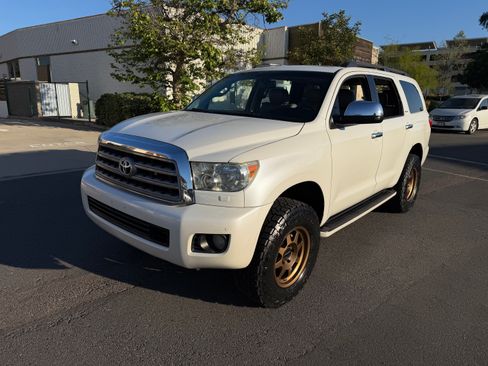 Used 2014 Toyota Sequoia Platinum image 3