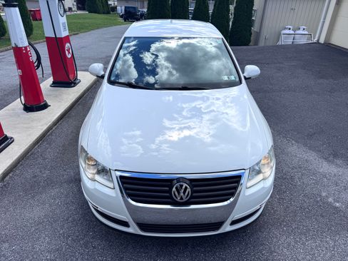 Used 2008 Volkswagen Passat 2.0T Sedan FWD image 2