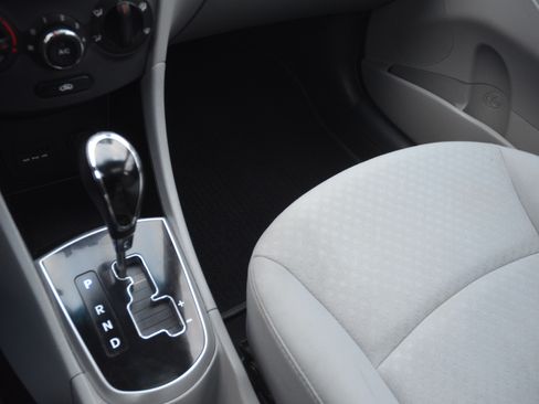 Used 2013 Hyundai Accent SE image 18