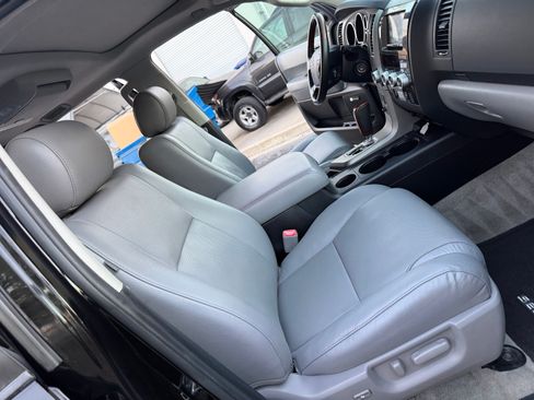 Used 2011 Toyota Sequoia 4WD Platinum image 32
