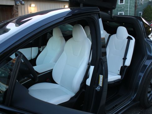 Used 2023 Tesla Model X image 8