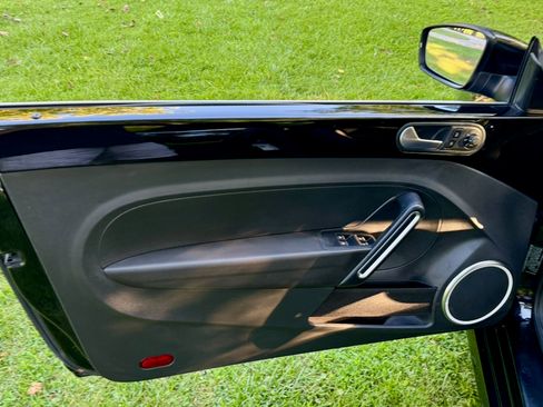 Used 2013 Volkswagen Beetle TDI Convertible FWD image 27