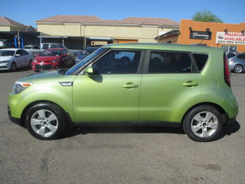 Used 2017 Kia Soul ! image 2