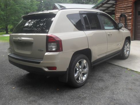 Used 2016 Jeep Compass 4WD Latitude image 2