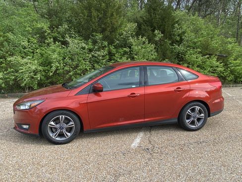 Used 2018 Ford Focus SE image 2