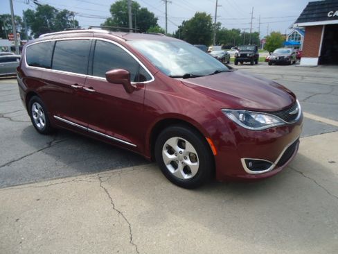 Used 2017 Chrysler Pacifica Touring-L Plus FWD image 3