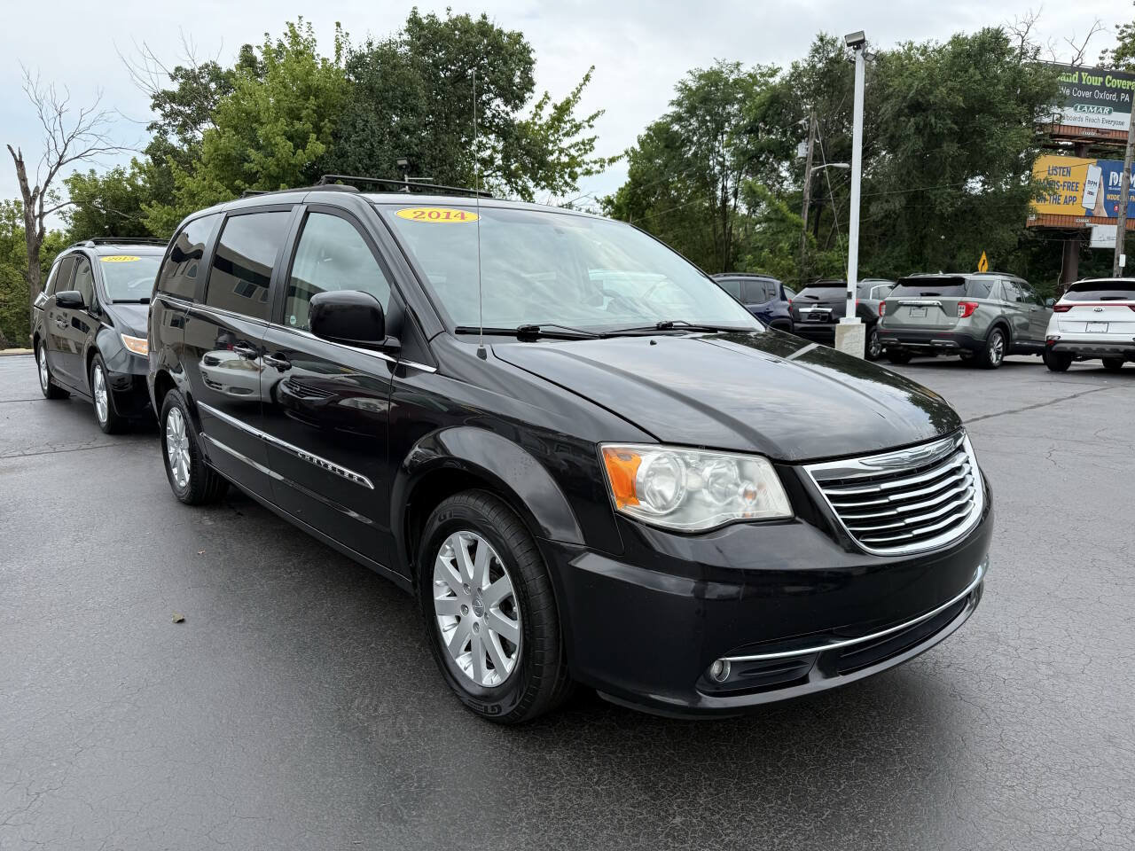 Used 2014 Chrysler Town & Country Touring FWD image 4