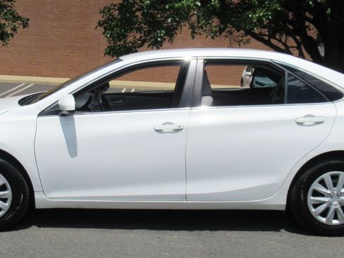 Used 2015 Toyota Camry LE FWD image 4