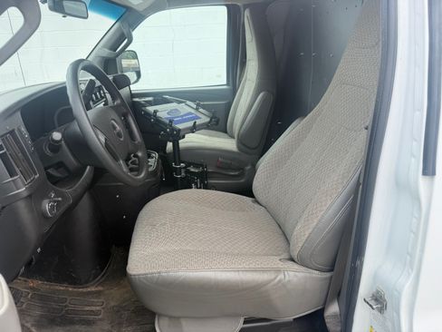 Used 2022 GMC Savana 2500 LT image 8