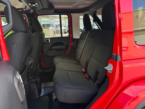 Used 2019 Jeep Wrangler 4WD Unlimited Sahara image 13