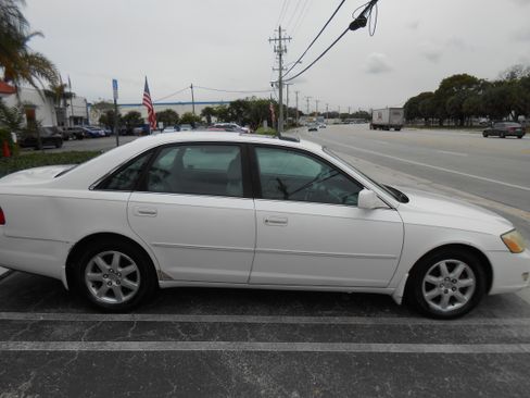 Used 2000 Toyota Avalon XLS image 6