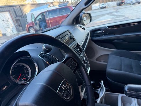 Used 2016 Dodge Grand Caravan image 32
