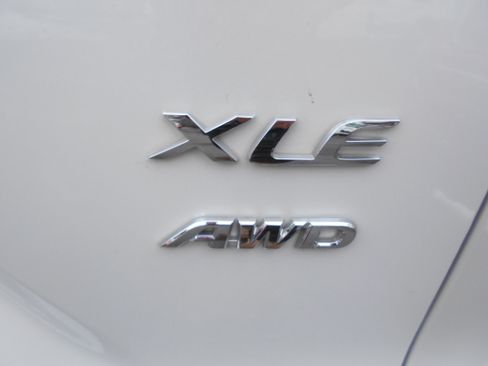 Used 2022 Toyota Corolla Cross XLE image 9