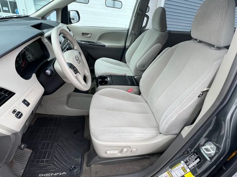 Used 2013 Toyota Sienna LE image 7
