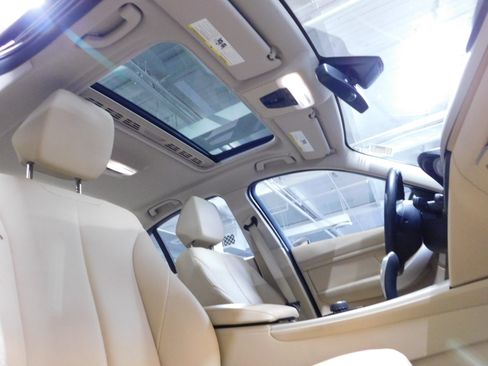 Used 2013 BMW 320i xDrive image 16