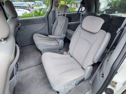 Used 2006 Chrysler Town & Country Touring FWD image 9