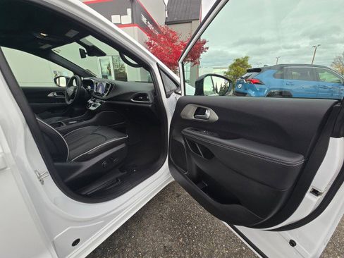 Used 2024 Chrysler Pacifica Select image 10