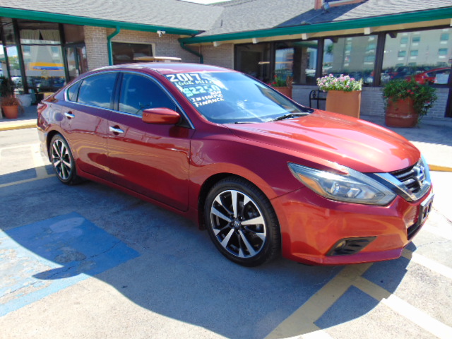 Used 2017 Nissan Altima SR FWD image 2
