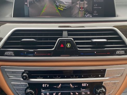 Used 2021 BMW 740i xDrive image 11