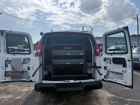 Used 2018 Chevrolet Express 2500 RWD image 5
