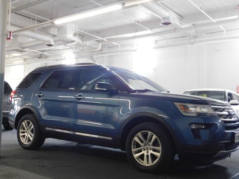 Used 2018 Ford Explorer XLT image 5