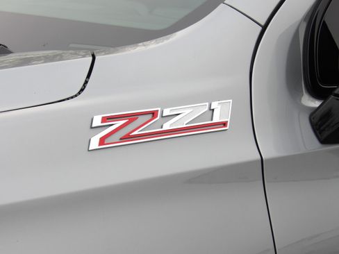 Used 2025 Chevrolet Suburban Z71 image 13