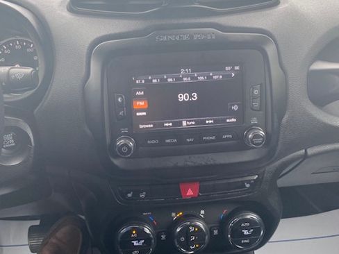 Used 2017 Jeep Renegade 4WD Limited image 10