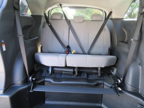 Used 2026 Toyota Sienna LE FWD image 27