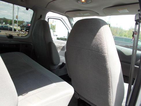 Used 2006 Ford E-150 and Econoline 150 Wagon RWD image 14