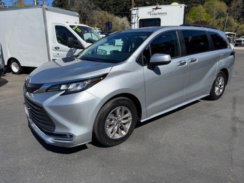 Used 2022 Toyota Sienna XLE image 4