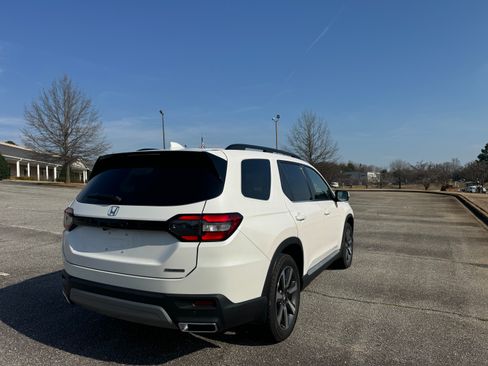 Used 2025 Honda Pilot Touring image 6