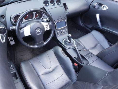 Used 2005 Nissan 350Z Roadster RWD image 9