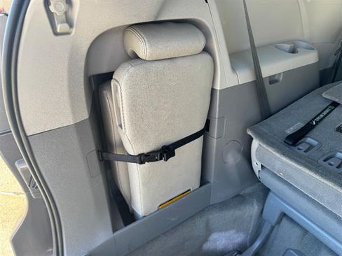 Used 2014 Toyota Sienna XLE image 6