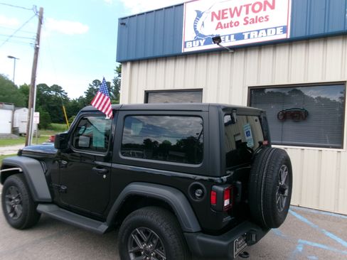Used 2025 Jeep Wrangler 4WD Sport image 21