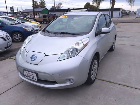 Used 2017 Nissan Leaf S image 2