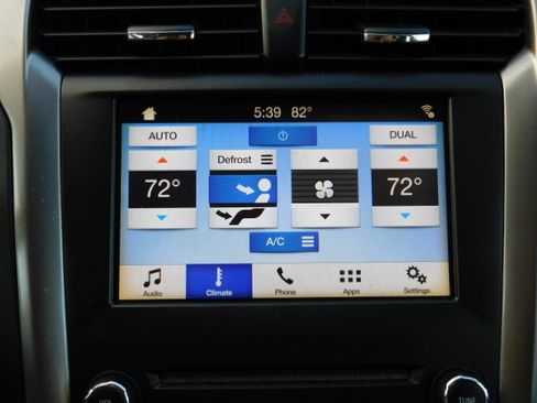 Used 2018 Ford Fusion SE image 18