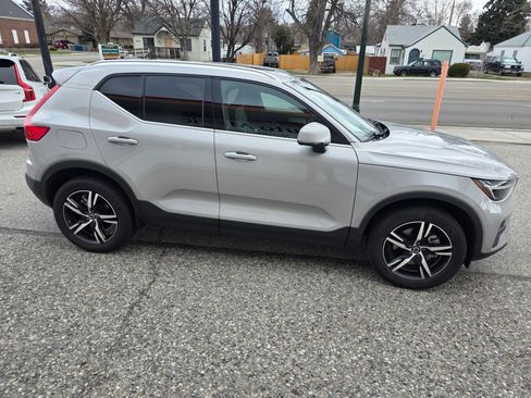 Used 2024 Volvo XC40 B5 Core image 2
