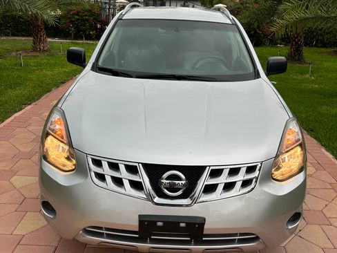 Used 2015 Nissan Rogue SV image 2