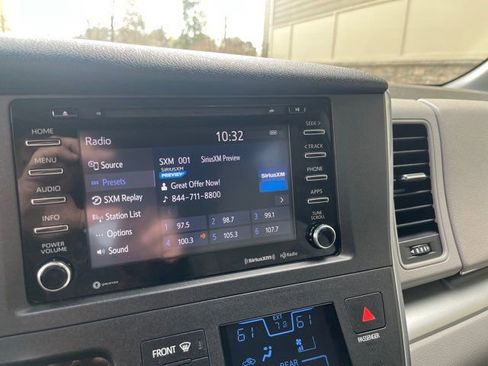 Used 2018 Toyota Sienna LE image 15