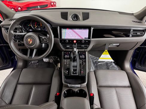 Used 2025 Porsche Macan AWD/4WD image 36