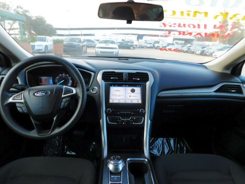 Used 2018 Ford Fusion SE image 13