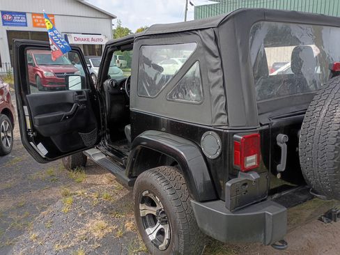 Used 2012 Jeep Wrangler 4WD Sahara image 4