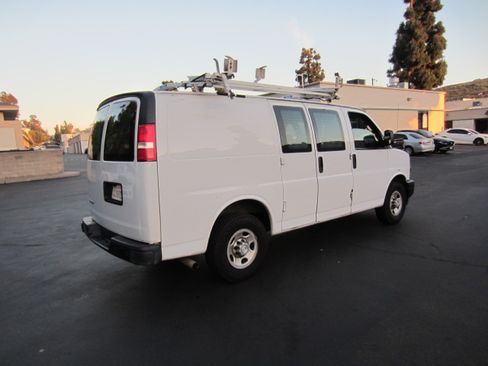 Used 2018 Chevrolet Express 2500 LT RWD image 6