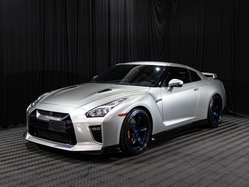 Used 2020 Nissan GT-R AWD/4WD image 3