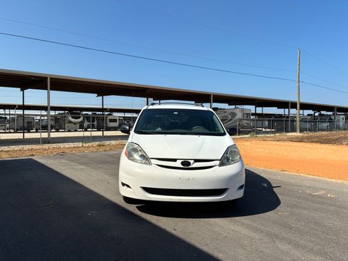 Used 2007 Toyota Sienna LE Minivan 4D FWD image 8