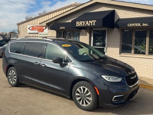 Used 2021 Chrysler Pacifica Touring-L image 4