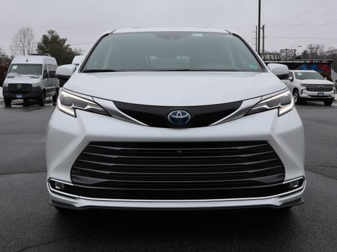 Used 2024 Toyota Sienna Platinum image 3